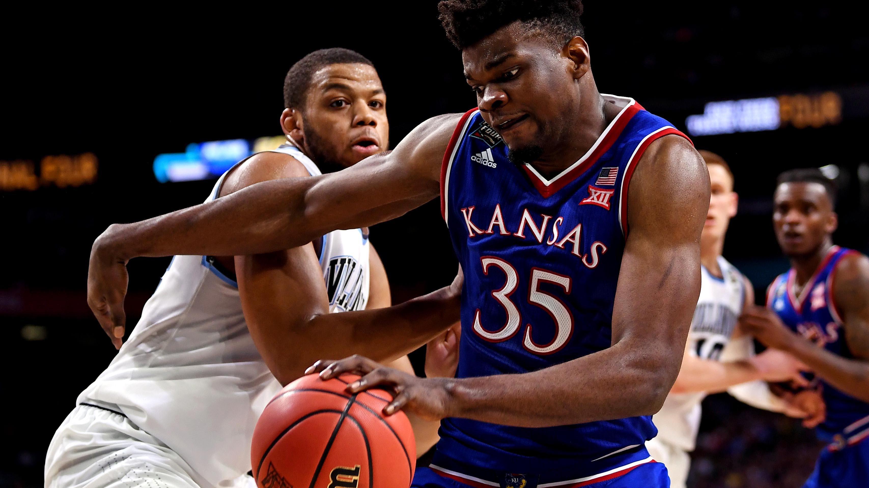 Kansas center Udoka Azubuike drives to the rim